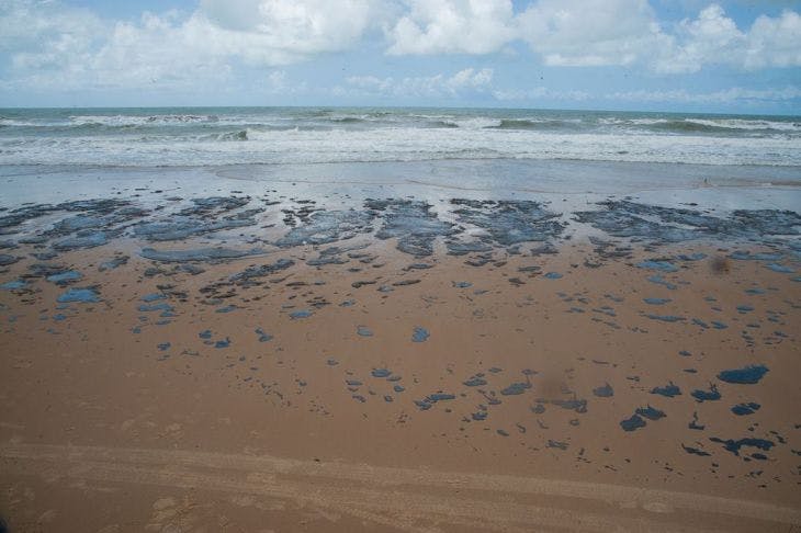 Óleo continua se espalhando e atinge novas praias de Pernambuco